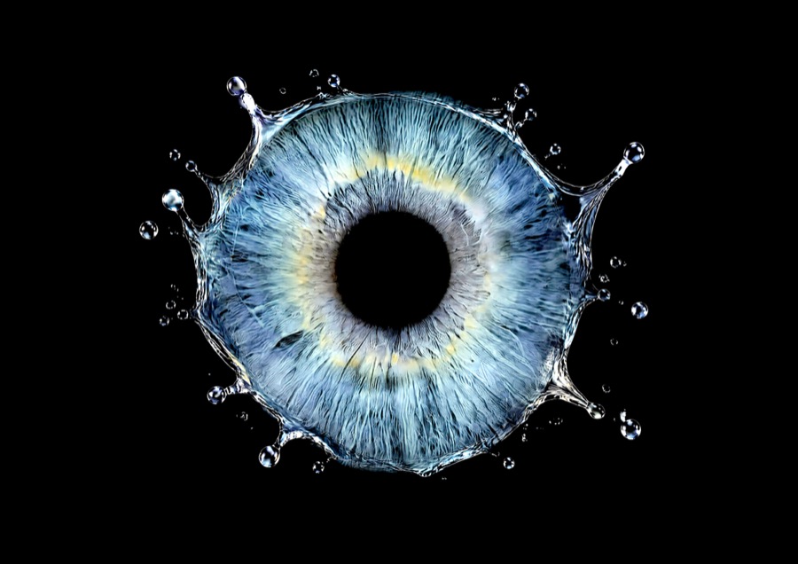 Iris bleu entouré d’une couronne d’éclaboussures d’eau, rendu artistique